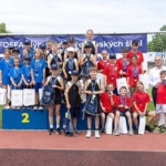 Radost z medailí, týmová atmosféra a FAIR PLAY. Vyhlášení vítězů prvního soutěžního dne FOSFA Olympiády břeclavských škol 2026 proběhlo přímo na atletickém oválu za účasti Ivana Baťky